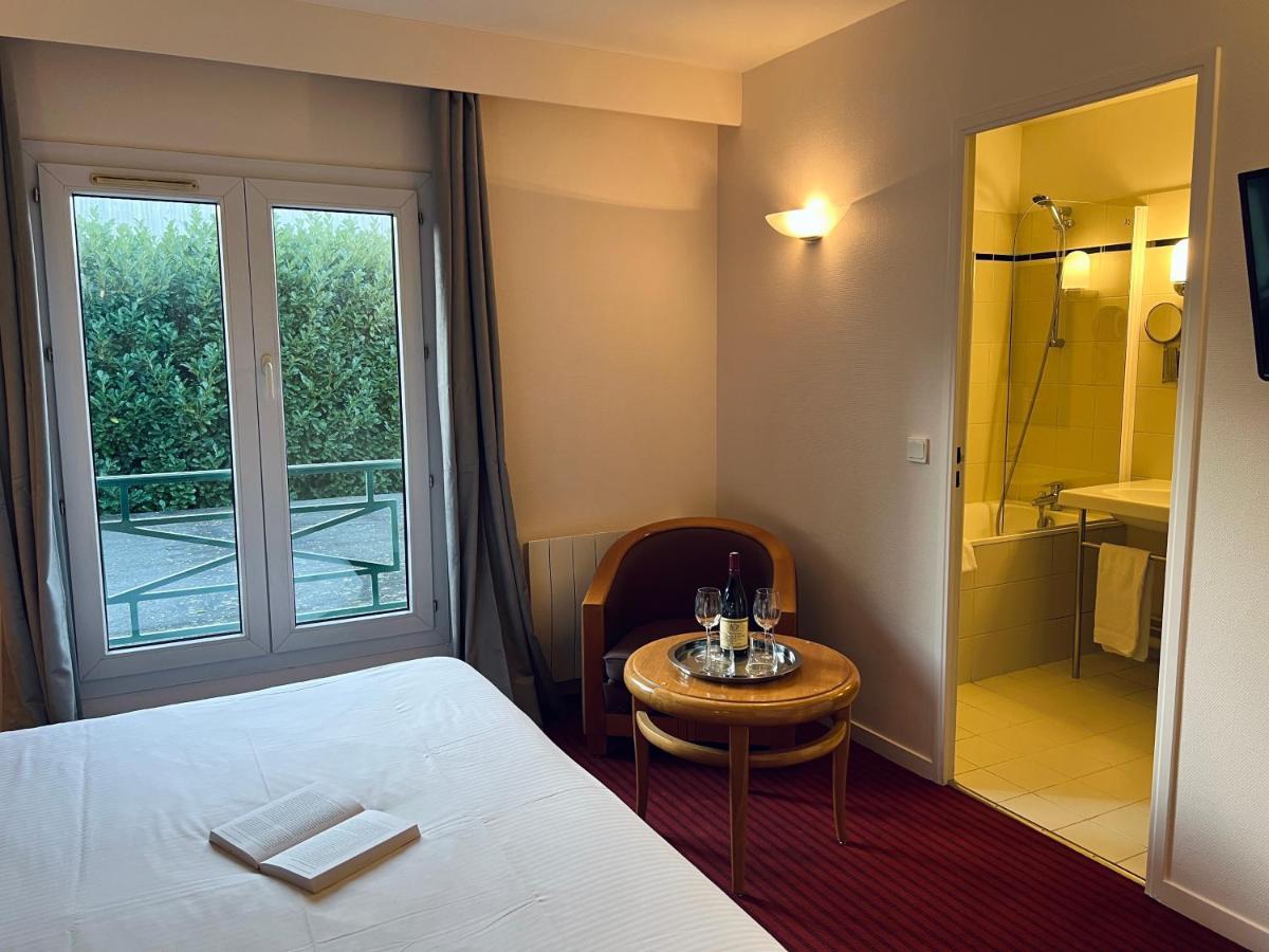 Le Pre Saint Germain Hotel Louviers Bagian luar foto