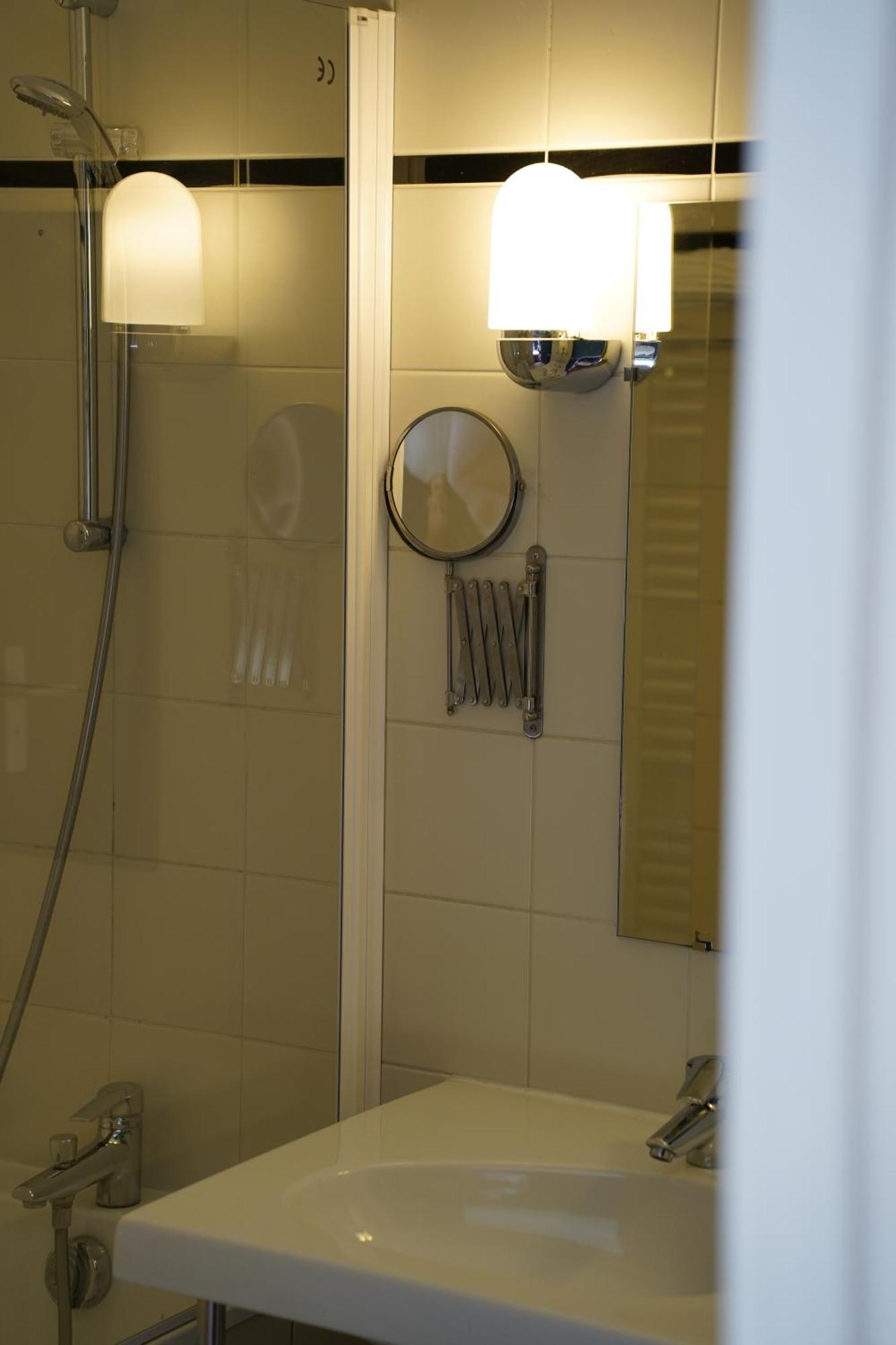 Le Pre Saint Germain Hotel Louviers Bagian luar foto
