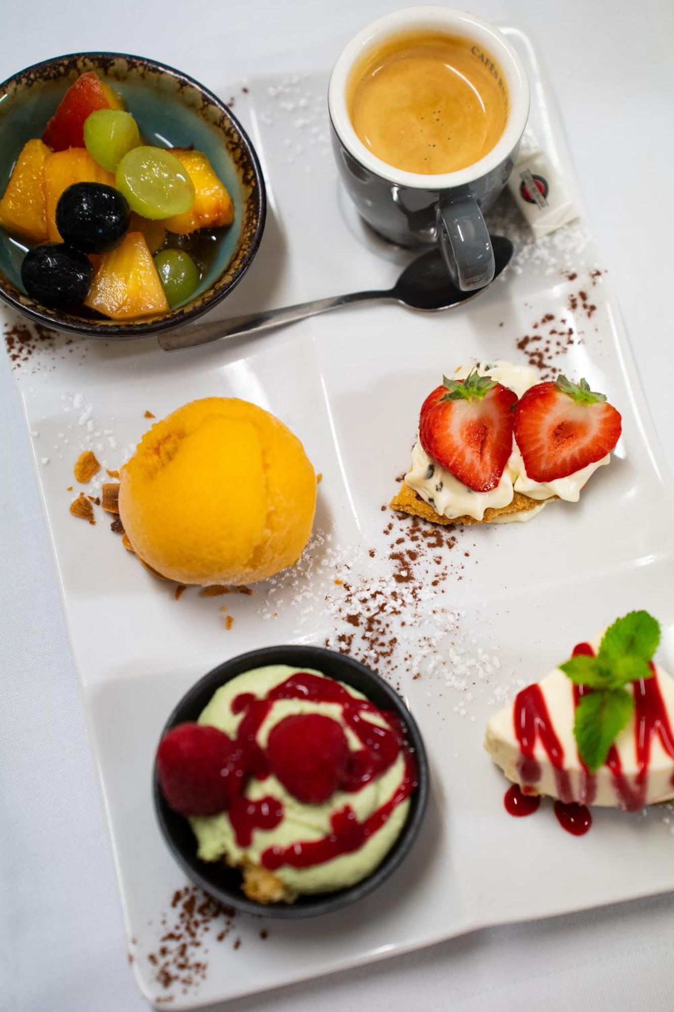 Le Pre Saint Germain Hotel Louviers Bagian luar foto