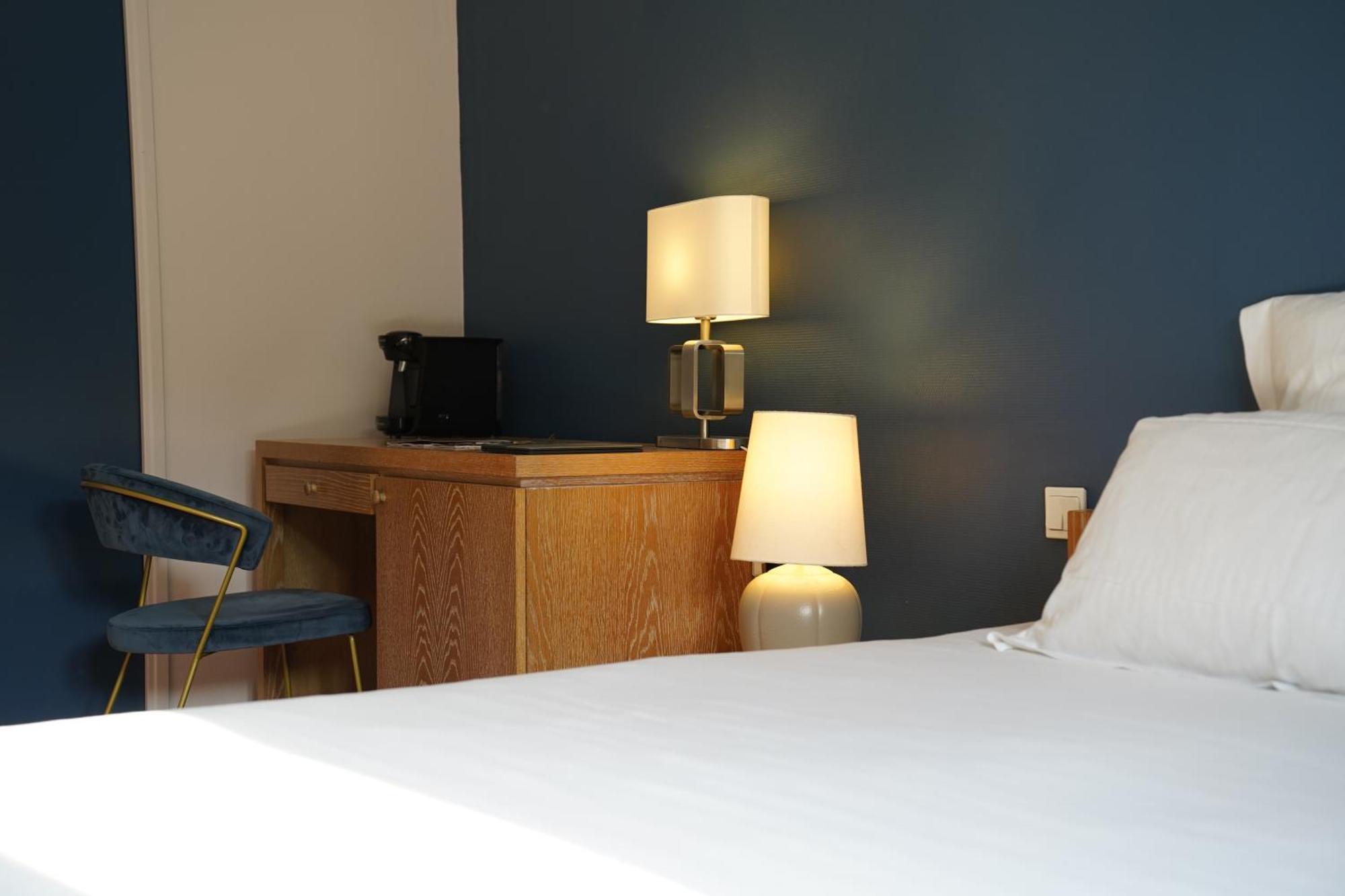 Le Pre Saint Germain Hotel Louviers Bagian luar foto