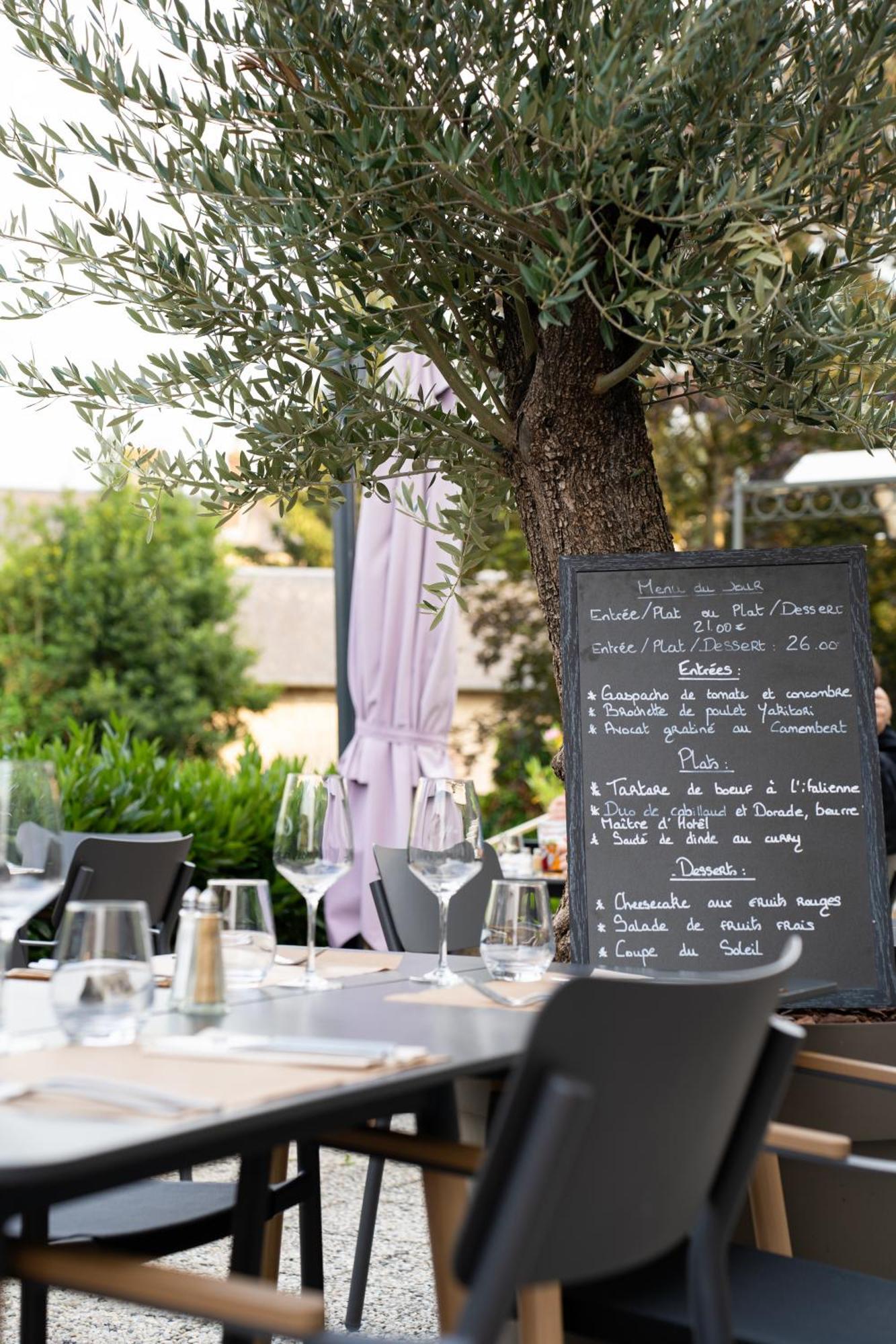 Le Pre Saint Germain Hotel Louviers Bagian luar foto
