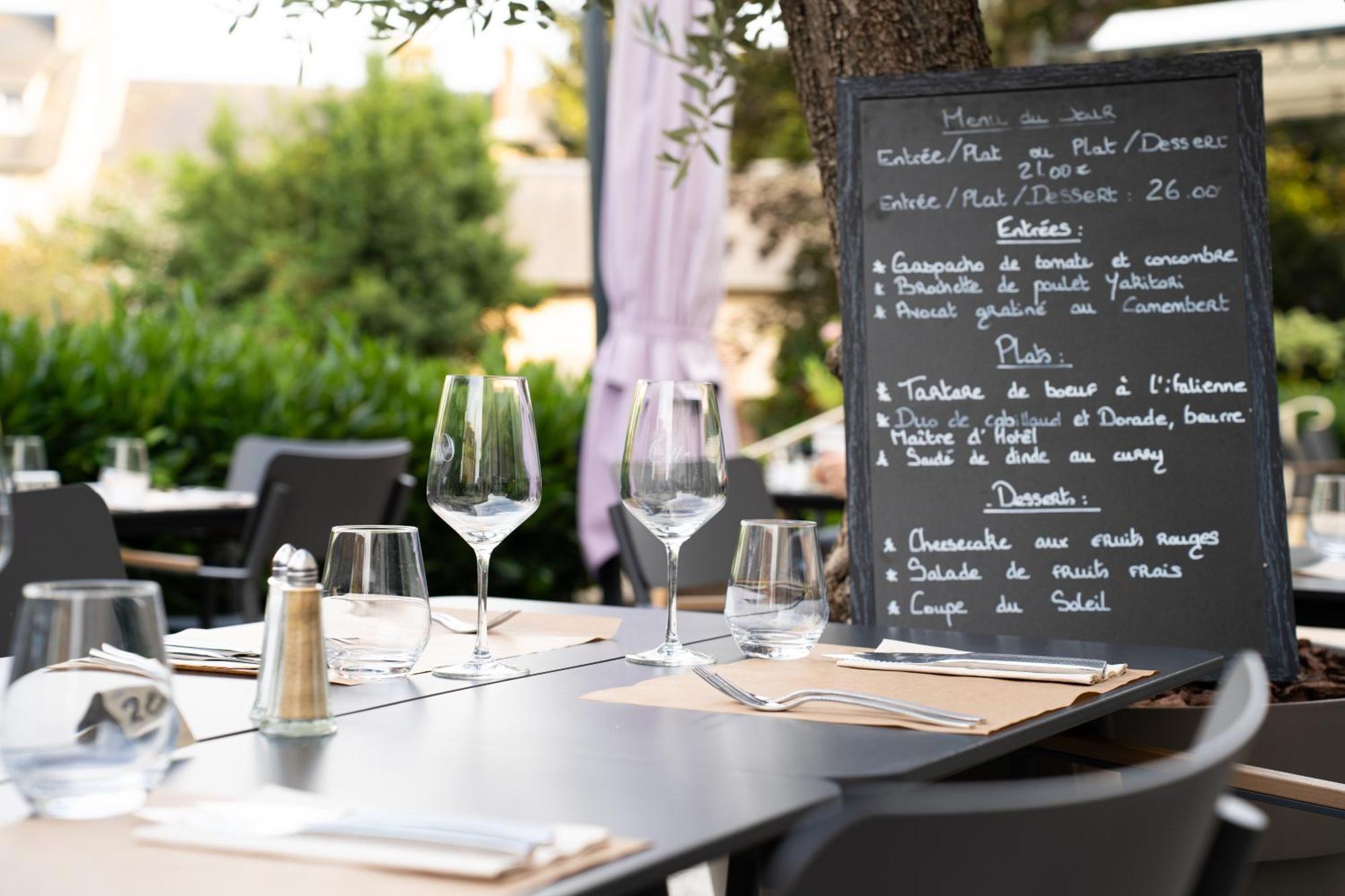 Le Pre Saint Germain Hotel Louviers Bagian luar foto